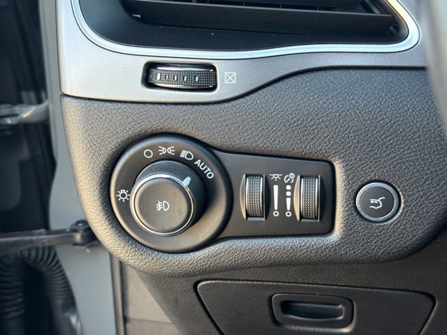 Used 2019 Jeep Cherokee Latitude Plus w/ Comfort/Convenience Group FWD image 31
