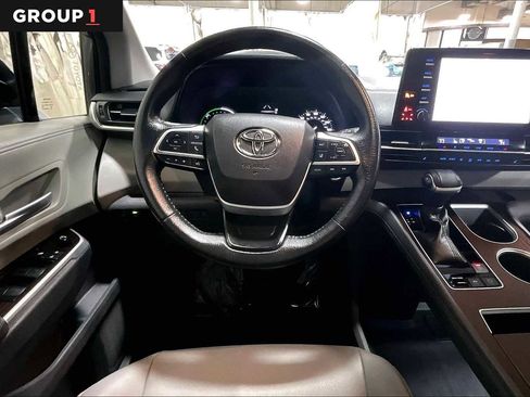 Used 2021 Toyota Sienna XLE image 6