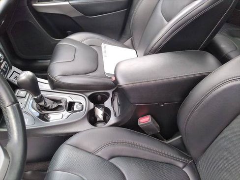 Certified 2019 Jeep Cherokee Limited w/ Luxury Group AWD/4WD image 30
