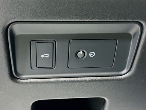 Used 2024 Land Rover Discovery Metropolitan Edition image 36