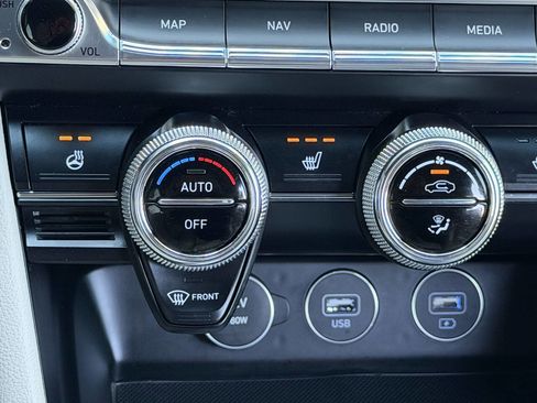 Used 2023 Genesis G70 2.0T image 28