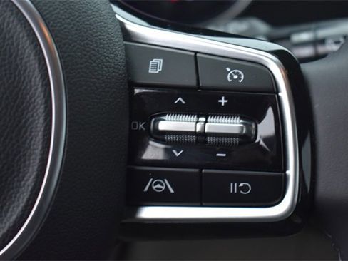 Used 2024 Kia Carnival LX image 26