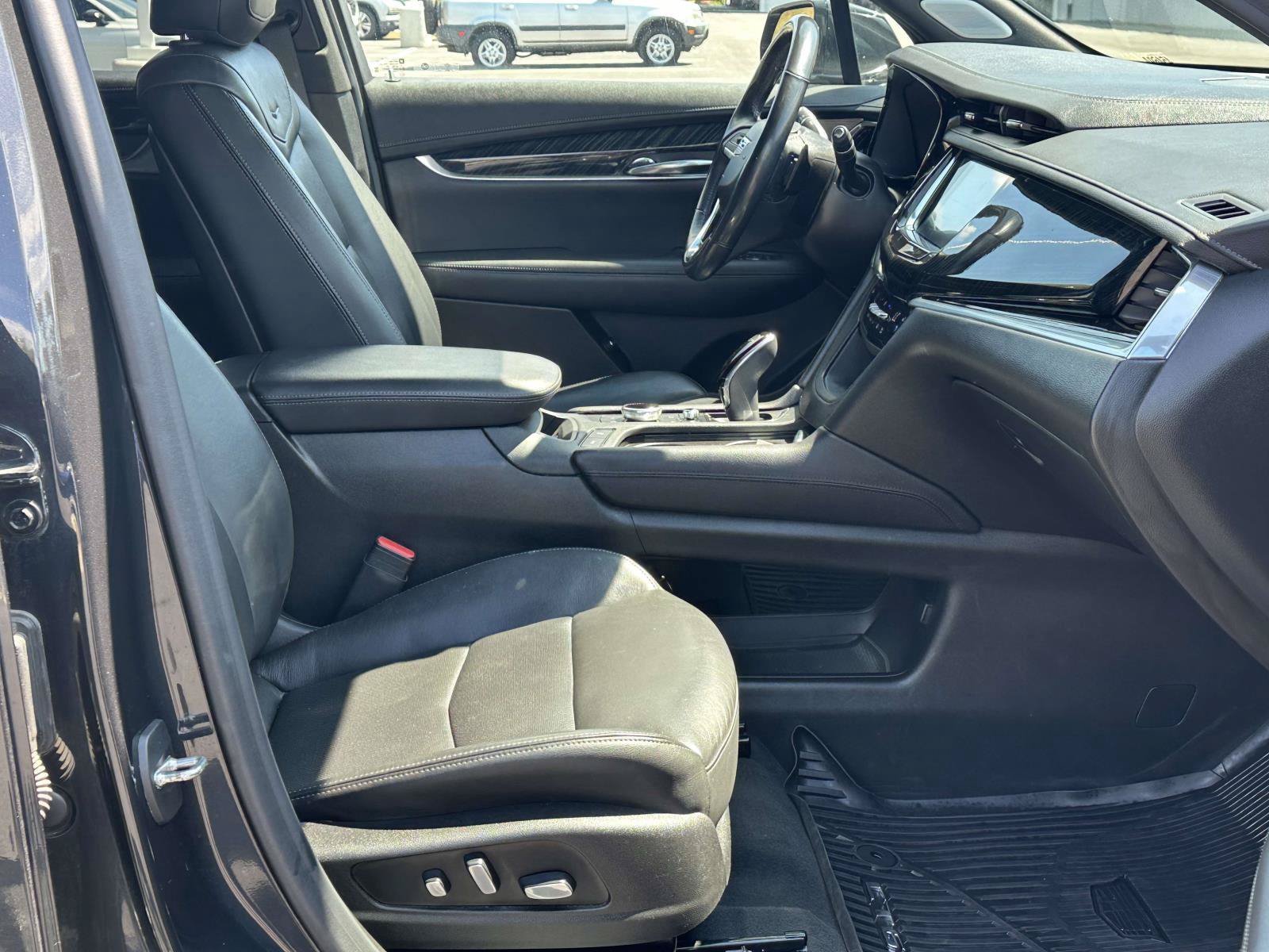 Used 2020 Cadillac XT6 Premium Luxury FWD image 6