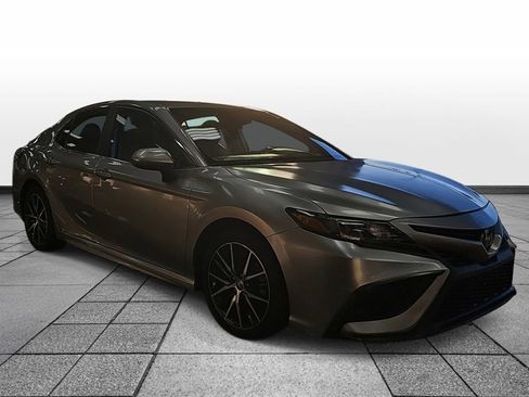 Used 2021 Toyota Camry SE image 3