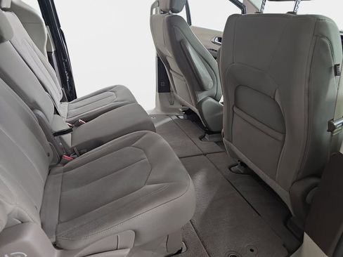 Used 2017 Chrysler Pacifica Touring w/ Tire & Wheel Group FWD image 12