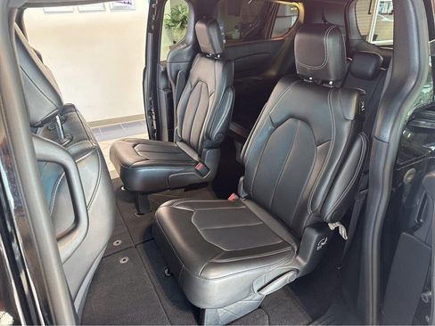Used 2025 Chrysler Pacifica Select FWD image 32
