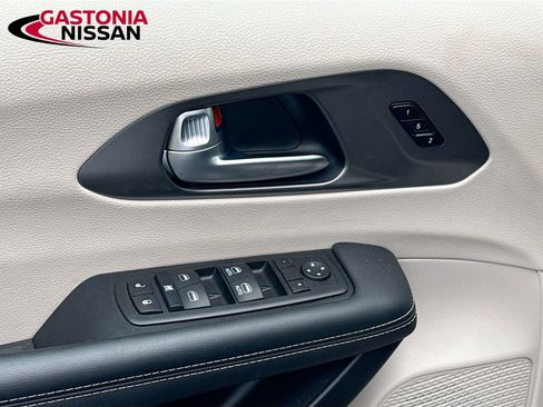 Used 2024 Chrysler Pacifica Touring-L FWD image 22