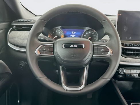 Used 2023 Jeep Compass Latitude image 18