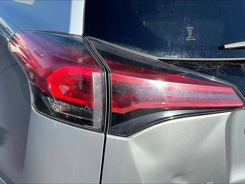 Used 2018 Toyota RAV4 SE w/ Power Extra Value Package AWD/4WD image 19