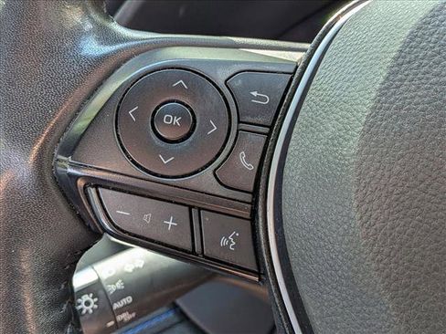 Used 2022 Toyota RAV4 SE w/ Convenience Package image 11