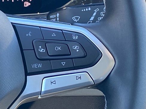 Used 2022 Volkswagen Taos SE w/ Panoramic Sunroof Package image 7