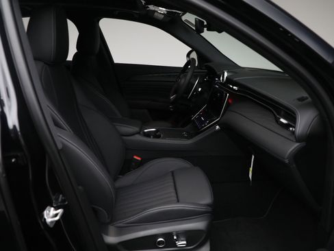 New 2025 Maserati Grecale GT image 16