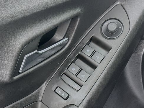 Used 2018 Chevrolet Trax LS AWD/4WD image 17