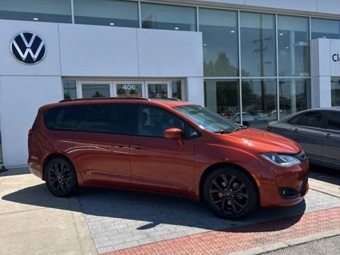 Used 2018 Chrysler Pacifica Touring-L Plus w/ Advanced Safetytec Group FWD image 3
