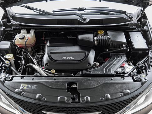 Used 2018 Chrysler Pacifica Limited image 67