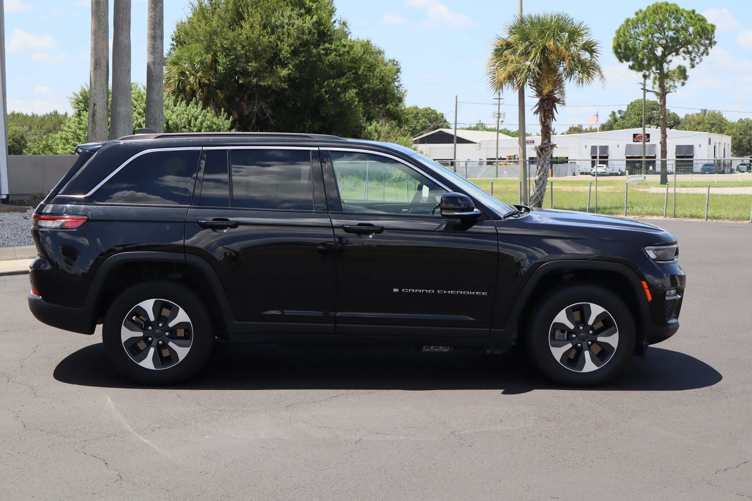 Used 2024 Jeep Grand Cherokee Limited 4xe AWD/4WD image 8