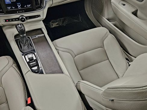 Used 2020 Volvo V90 T6 Cross Country image 16