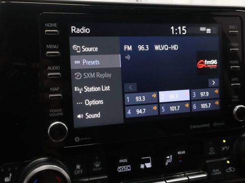 Used 2021 Toyota Highlander XLE AWD/4WD image 2