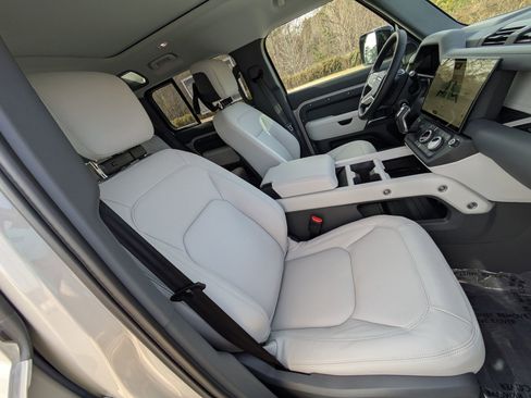 New 2026 Land Rover Defender 110 X-Dynamic SE image 31