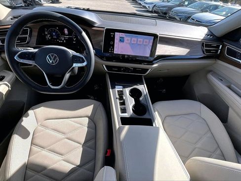 Certified 2025 Volkswagen Atlas SE image 3