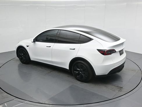 Used 2025 Tesla Model Y Long Range image 40