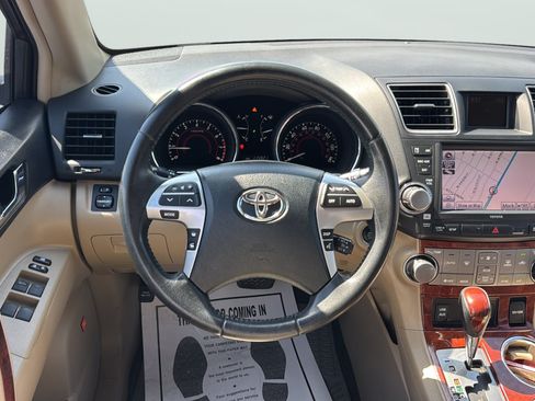 Used 2011 Toyota Highlander Limited w/ Tow Pkg AWD/4WD image 16