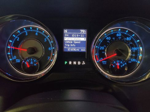 Used 2016 Chrysler Town & Country Touring image 23