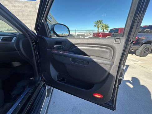 Used 2014 Cadillac Escalade Luxury image 40