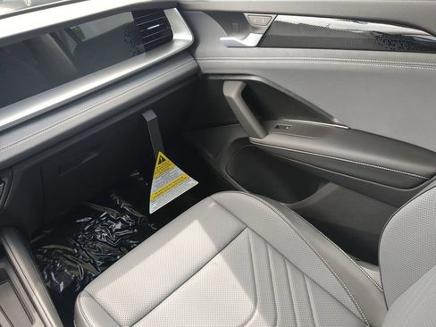 New 2026 Volkswagen Tiguan SE FWD image 16