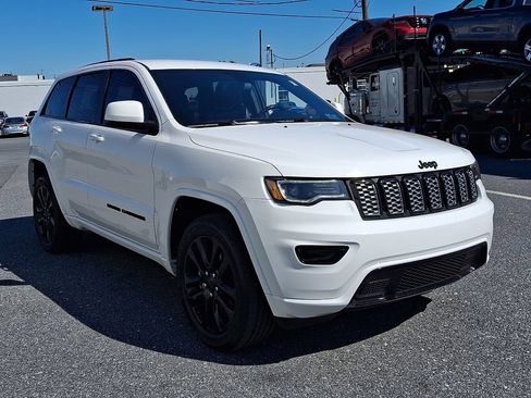 Used 2021 Jeep Grand Cherokee Laredo X AWD/4WD image 3