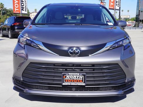 New 2026 Toyota Sienna LE image 2