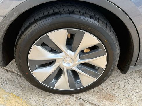 Used 2022 Tesla Model Y Long Range image 17