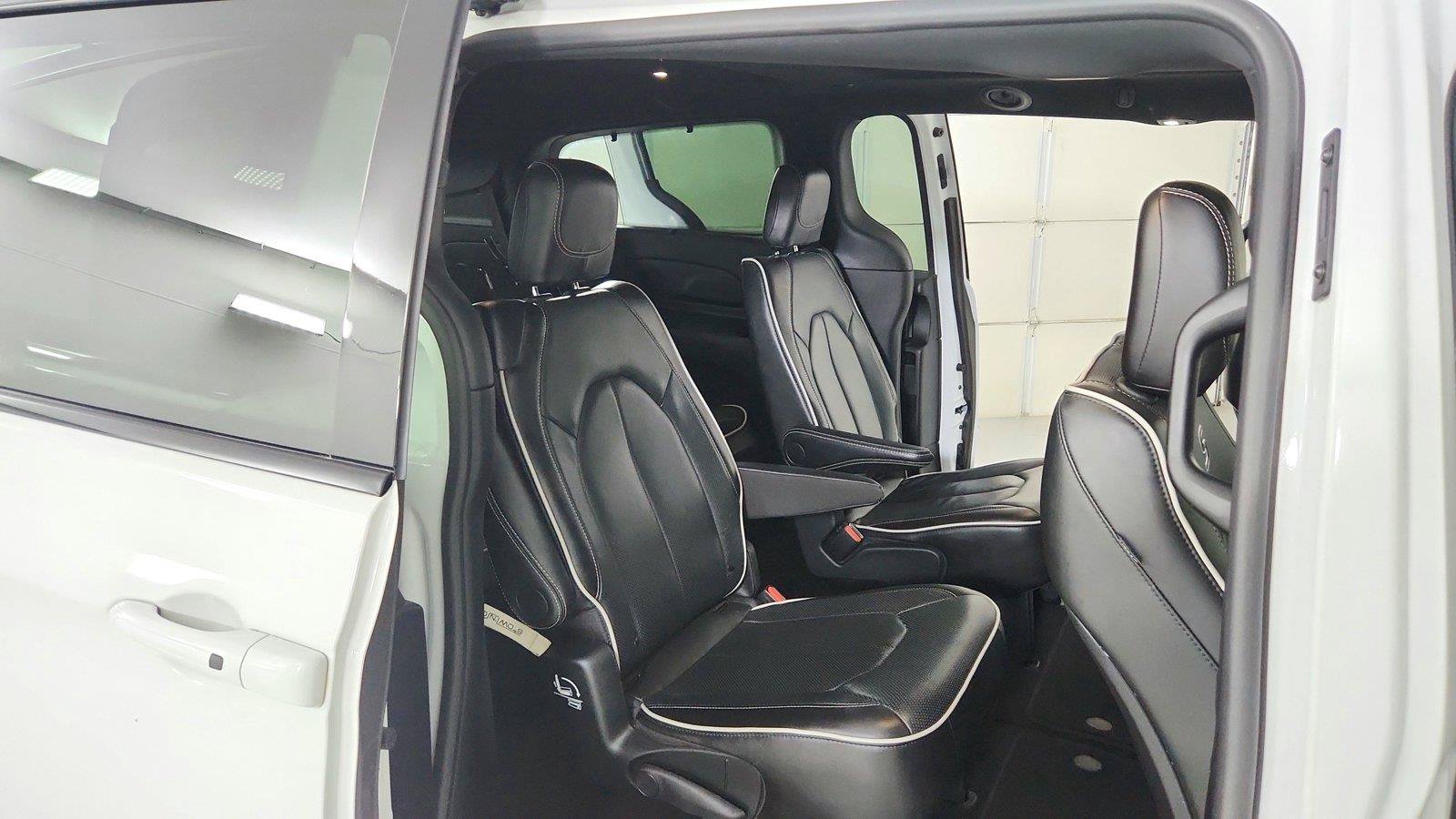 Used 2025 Chrysler Pacifica Limited FWD image 30