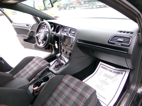 Used 2017 Volkswagen Golf 4-Door FWD image 23