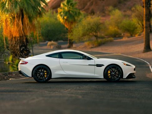 Used 2015 Aston Martin Vanquish Coupe image 17