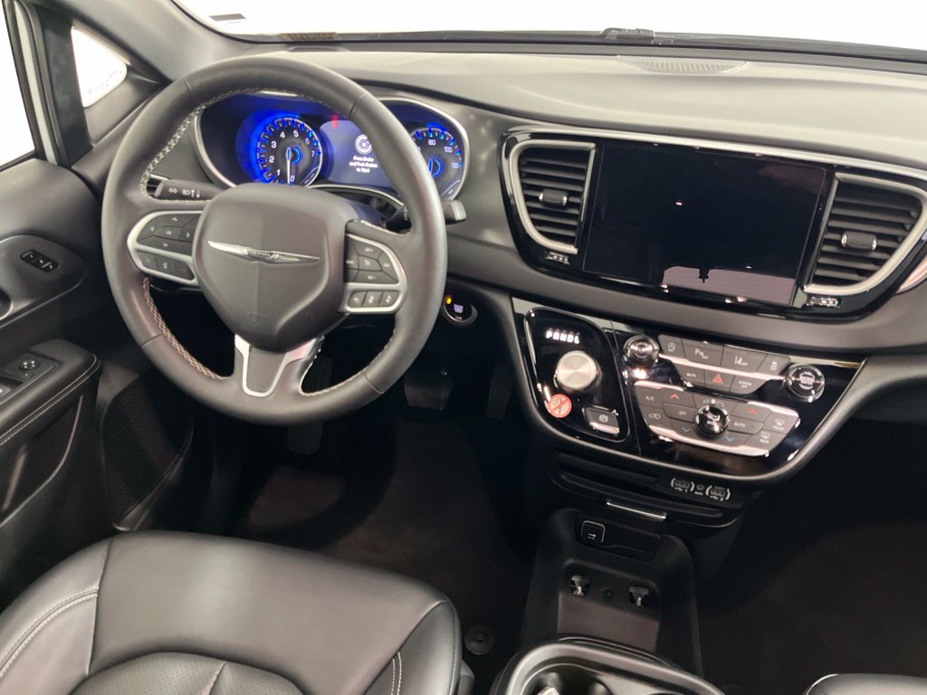 Used 2025 Chrysler Pacifica Select FWD image 2