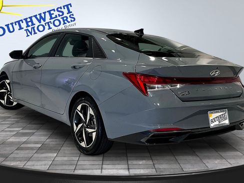 Used 2023 Hyundai Elantra Limited FWD image 5