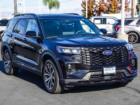 Used 2025 Ford Explorer ST-Line w/ Premium Package image 3