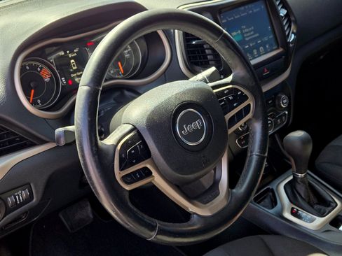 Used 2017 Jeep Cherokee Latitude FWD image 15
