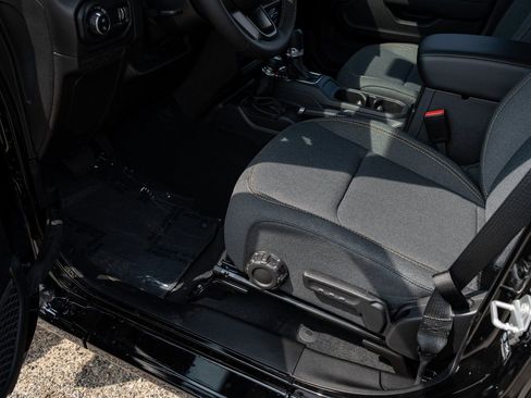 New 2025 Jeep Gladiator Sport AWD/4WD image 17