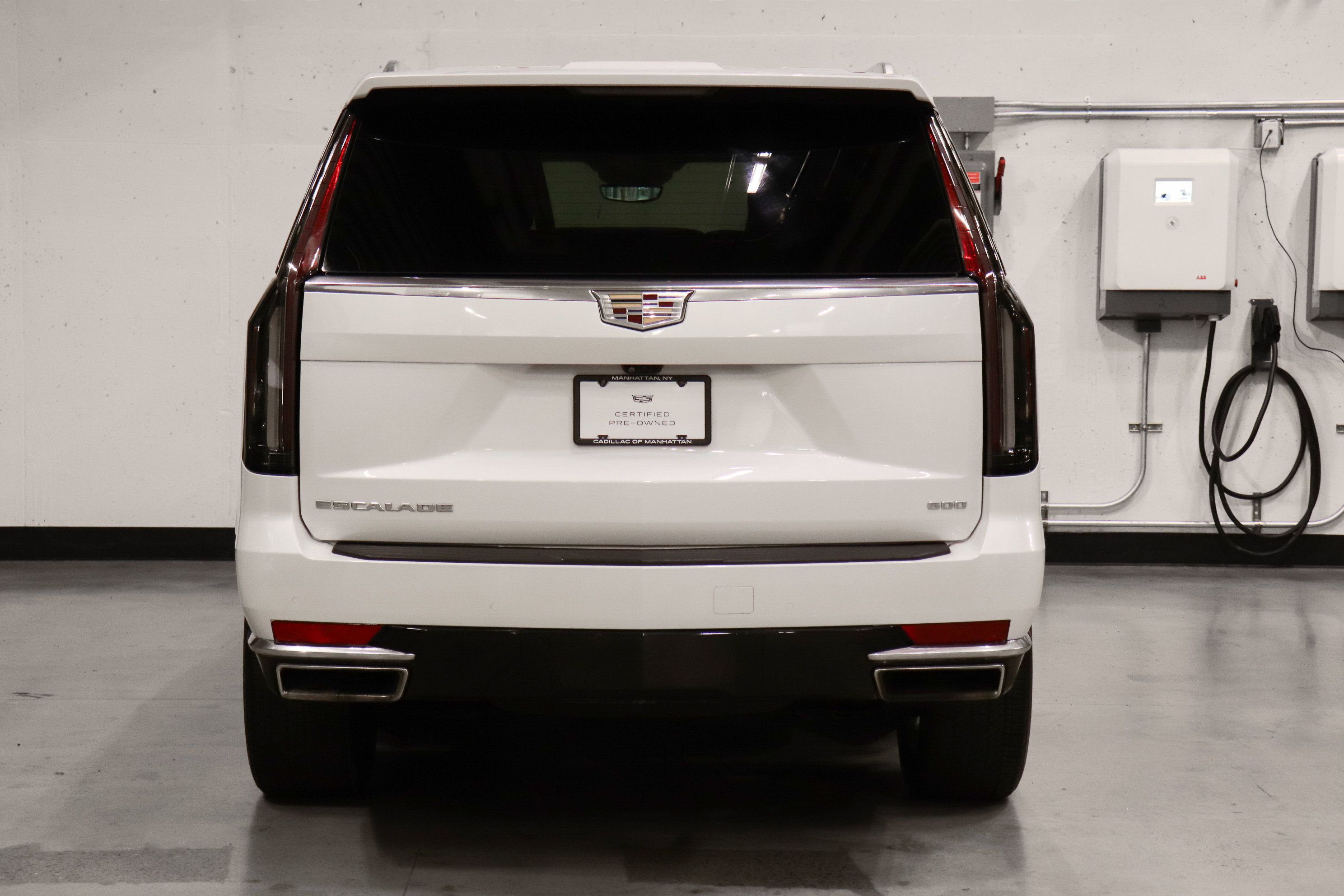 Used 2023 Cadillac Escalade Premium Luxury w/ LPO, Floor Liner Package AWD/4WD image 4
