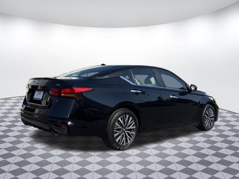 Used 2024 Nissan Altima 2.5 SV w/ SV Premium Package FWD image 7