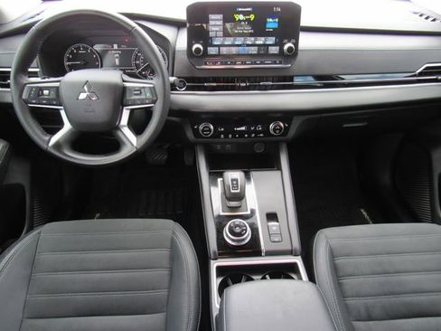 Used 2023 Mitsubishi Outlander SE FWD image 19