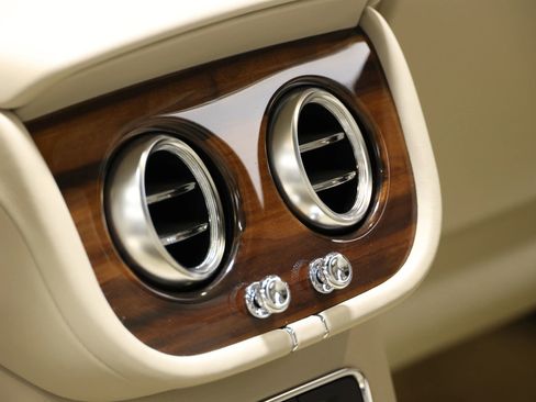 Used 2020 Bentley Bentayga Plug-In Hybrid image 67