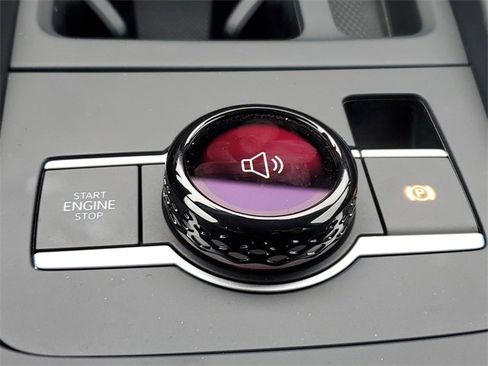 New 2025 Volkswagen Tiguan SE image 32