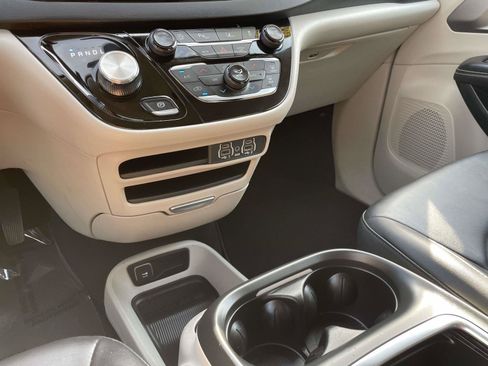 Used 2024 Chrysler Pacifica Touring-L FWD image 30