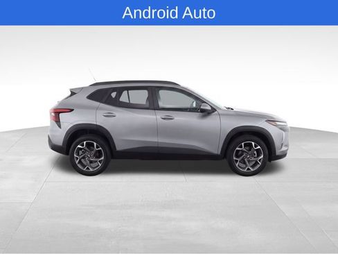 Used 2025 Chevrolet Trax LT w/ LT Convenience Package FWD image 8
