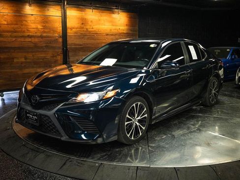 Used 2018 Toyota Camry SE FWD image 2
