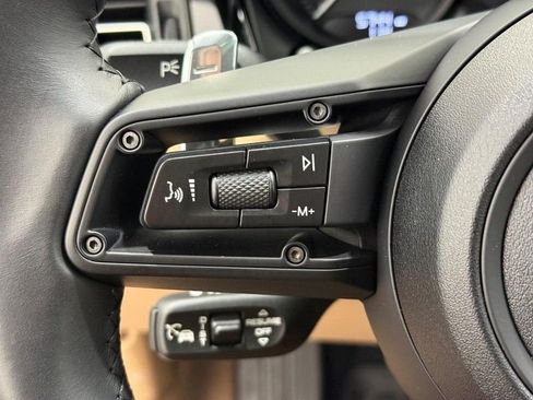 Certified 2025 Porsche Macan AWD/4WD image 20