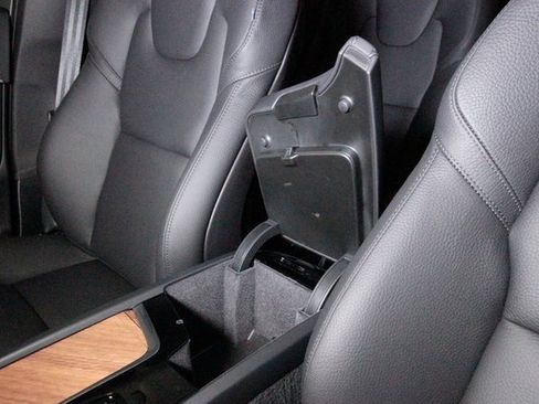 Certified 2025 Volvo XC90 B6 Plus w/ Protection Package Premier image 16